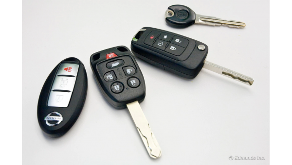 Wie ist der typische Prozess für die Bestellung und den Erhalt von Ersatzautoschlüsseln bei einem Autoschlüsselhersteller?
